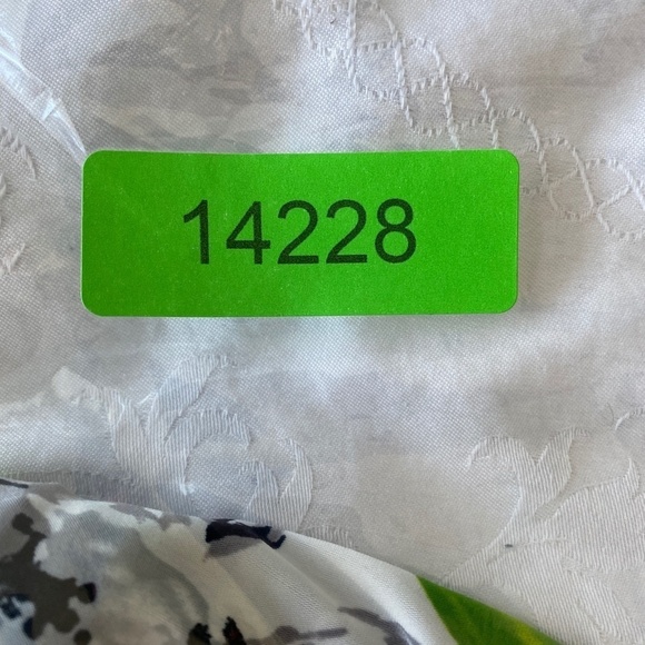 Brochure Women's Abstract Off-Center V-neck Ruffled Sleeveless Satin Blouse Med - Picture 11 of 11